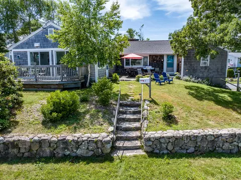 7 Bay Shore Rd, Hyannis, MA 02601