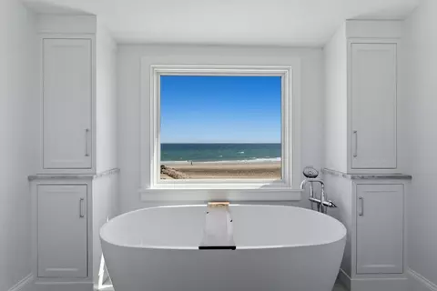 Bath - 115 Phillips Rd, Sagamore Beach, MA 02562 photo 4 of 6