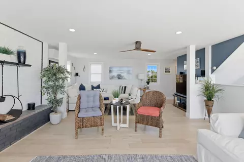 Living - 115 Phillips Rd, Sagamore Beach, MA 02562 photo 2 of 3