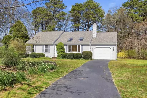 10 Skipjack Ln, Hyannis, MA 02601
