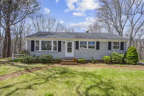 21 Uncatena Rd, Mashpee, MA 02649