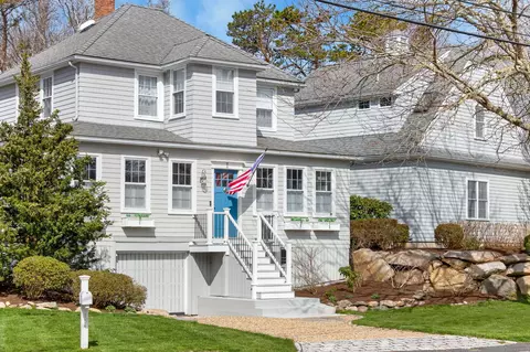 1 Peaked Cliff Rd, Sagamore Beach, MA 02562
