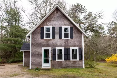 988 Old Falmouth Rd, Marstons Mills, MA 02648