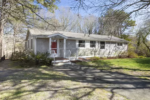 6 Stanley Pl, Hyannis, MA 02601