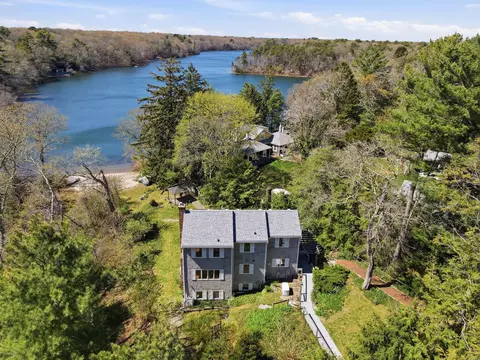 763 Santuit-newtown Rd, Marstons Mills, MA 02648