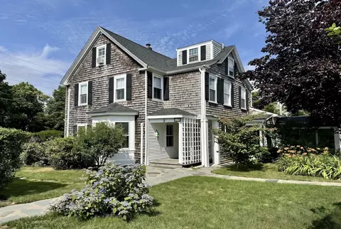 388 Sea St, Hyannis, MA 02601