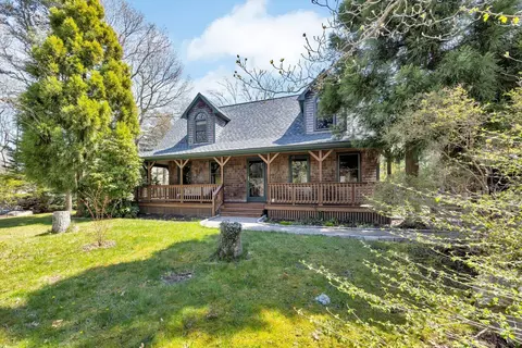 34 Hilltop Dr, Sagamore, MA 02561