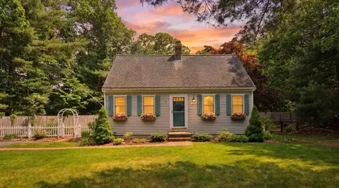 195 Knotty Pine Ln, Centerville, MA 02632