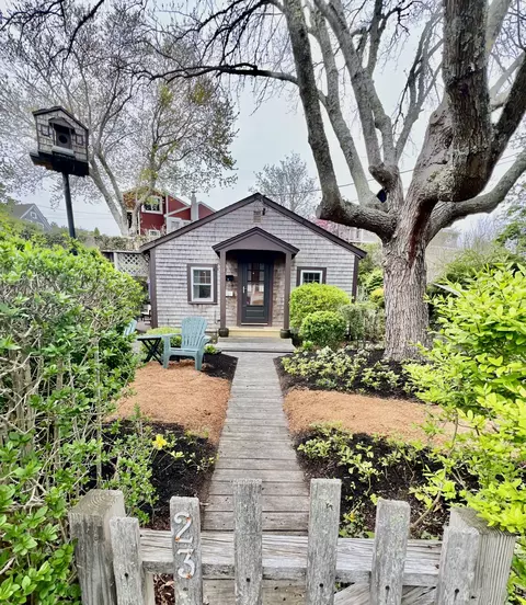 23 Cottage St, Provincetown, MA 02657