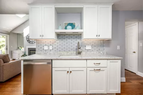 Kitchen - 21 Rolling Green Ln, Mashpee, MA 02649 photo 3 of 4