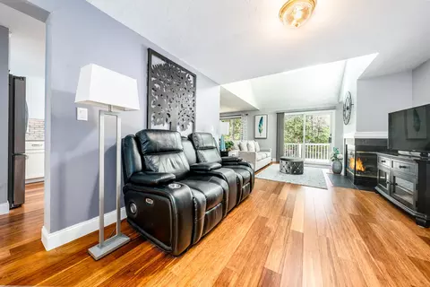 Living - 21 Rolling Green Ln, Mashpee, MA 02649 photo 4 of 5