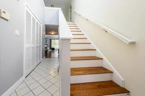 Entry Way - 21 Rolling Green Ln, Mashpee, MA 02649 photo 3 of 4