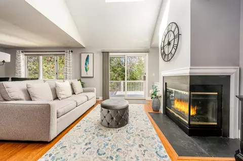 Living - 21 Rolling Green Ln, Mashpee, MA 02649 photo 2 of 5