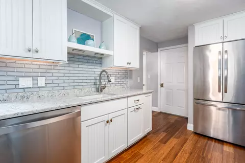 Kitchen - 21 Rolling Green Ln, Mashpee, MA 02649 photo 2 of 4