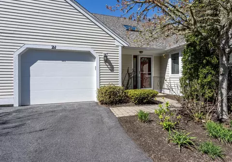 21 Rolling Green Ln, Mashpee, MA 02649