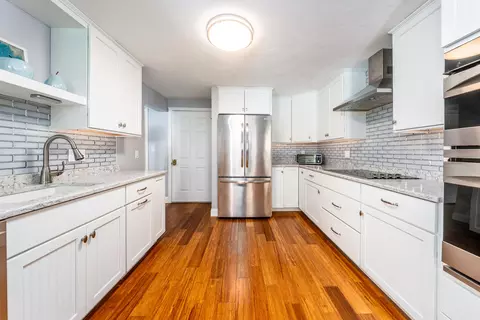 Kitchen - 21 Rolling Green Ln, Mashpee, MA 02649 photo 4 of 4