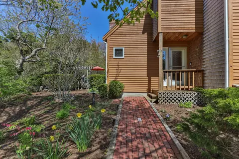 27 Blueberry Ave, Provincetown, MA 02657
