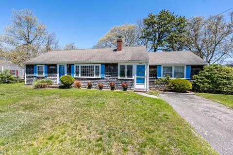 8 Folger Ln, West Dennis, MA 02670