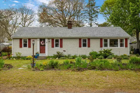 7 Oak Leaf Ln, West Dennis, MA 02670
