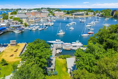 14 School St, Woods Hole, MA 02543