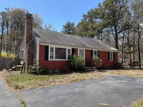 8 Oakleaf Cir, Harwich, MA 02645