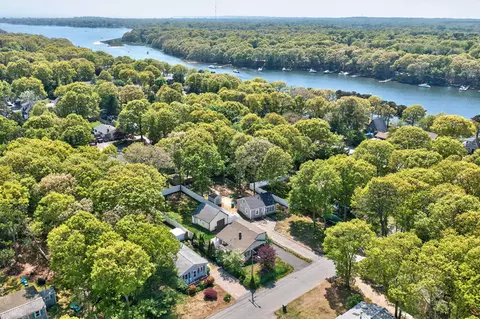 17 Suncrest Dr, Teaticket, MA 02536