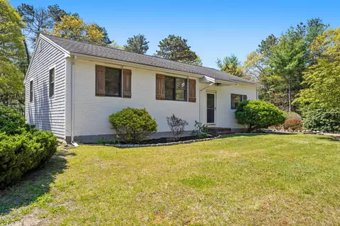 17 Dry Hollow Ln, Mashpee, MA 02649