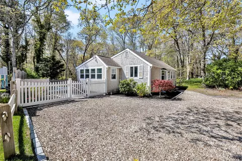 8 Patricia Ln, Harwich Port, MA 02646