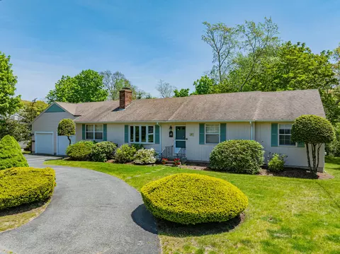 27 Cherub Ln, South Yarmouth, MA 02664