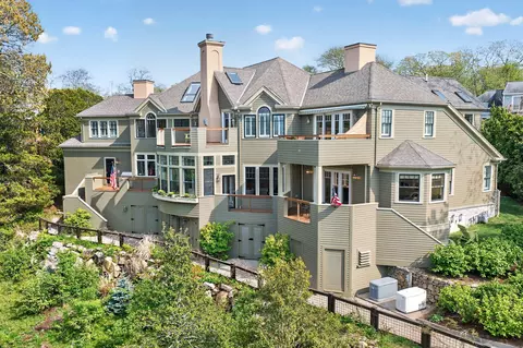 15 Clowes Dr, Falmouth, MA 02540
