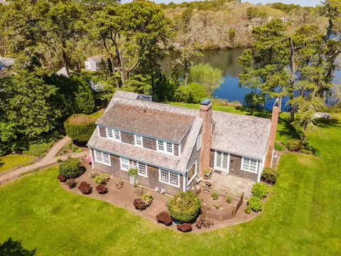 8 Skinequit Ln, South Harwich, MA 02661