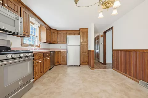 Kitchen - 556 Cotuit Rd, Mashpee, MA 02649 photo 4 of 5