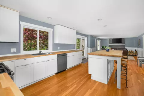 Kitchen - 284 Braggs Ln, Barnstable, MA 02630 photo 4 of 7