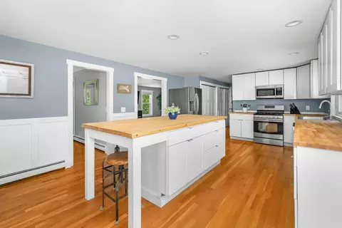 Kitchen - 284 Braggs Ln, Barnstable, MA 02630 photo 3 of 7