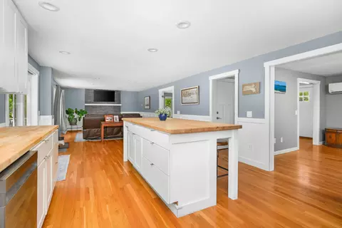 Kitchen - 284 Braggs Ln, Barnstable, MA 02630 photo 6 of 7