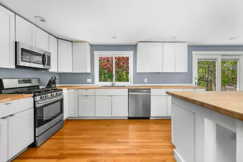 Kitchen - 284 Braggs Ln, Barnstable, MA 02630 photo 5 of 7
