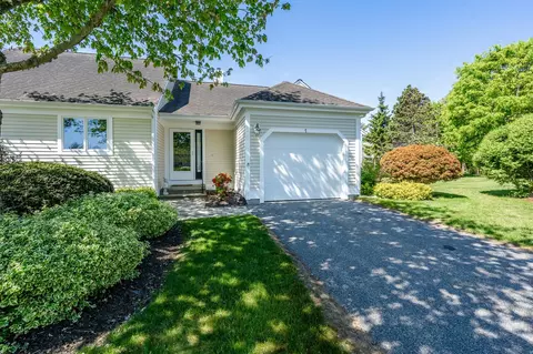7 Masters Ct, Mashpee, MA 02649