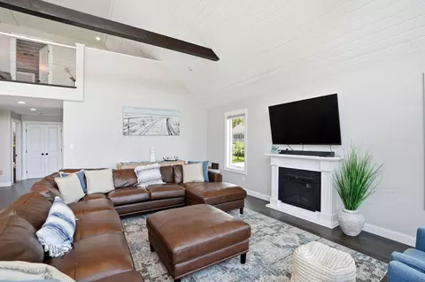 Living - 4 Cross Rd, Bourne, MA 02532 photo 3 of 5
