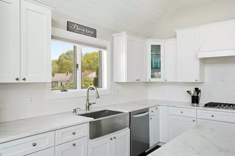 Kitchen - 4 Cross Rd, Bourne, MA 02532 photo 3 of 5