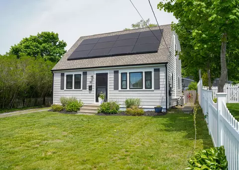 16 Dartmouth St, Hyannis, MA 02601