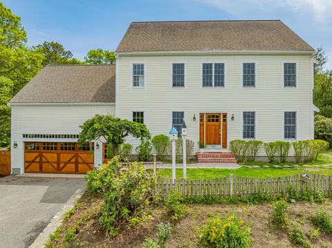73 Westmoreland Dr, Falmouth, MA 02540