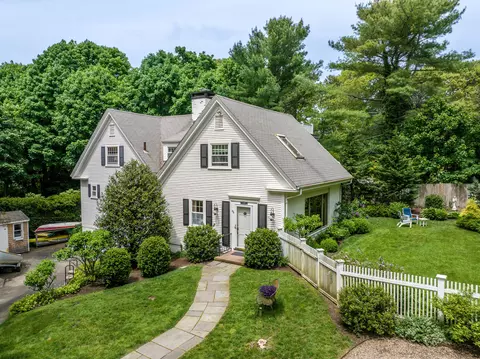 156 E Bay Rd, Osterville, MA 02655