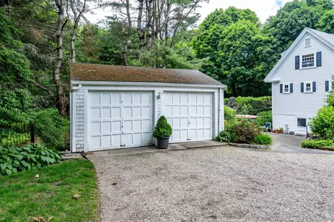 Exterior - 156 E Bay Rd, Osterville, MA 02655 photo 3 of 23