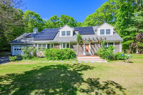 27 Two Ponds Rd, Falmouth, MA 02540