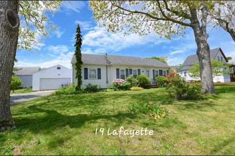19 Lafayette Ave, Buzzards Bay, MA 02532