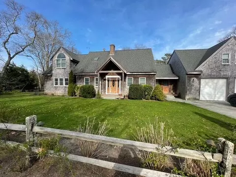 68 Front St, Oak Bluffs, MA 02557