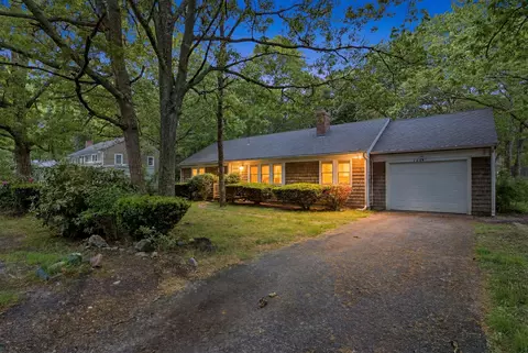 762 W Yarmouth Rd, Yarmouth Port, MA 02675