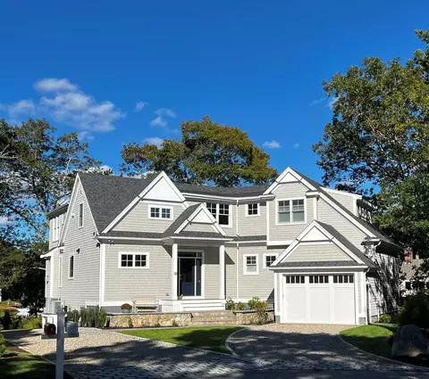18 Spoondrift Cir, Mashpee, MA 02649