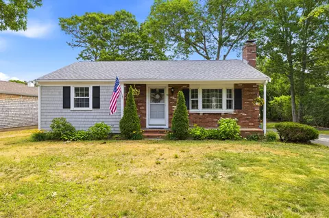 90 Castlewood Cir, Hyannis, MA 02601