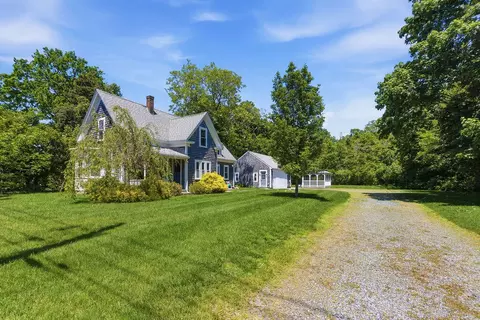 18 Nobscussett Rd, Dennis, MA 02638